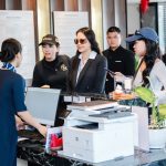 Nhan sắc “mười phân vẹn mười”, Hoa hậu An Võ thanh lịch trong bộ suit tại sân bay Tuy Hòa