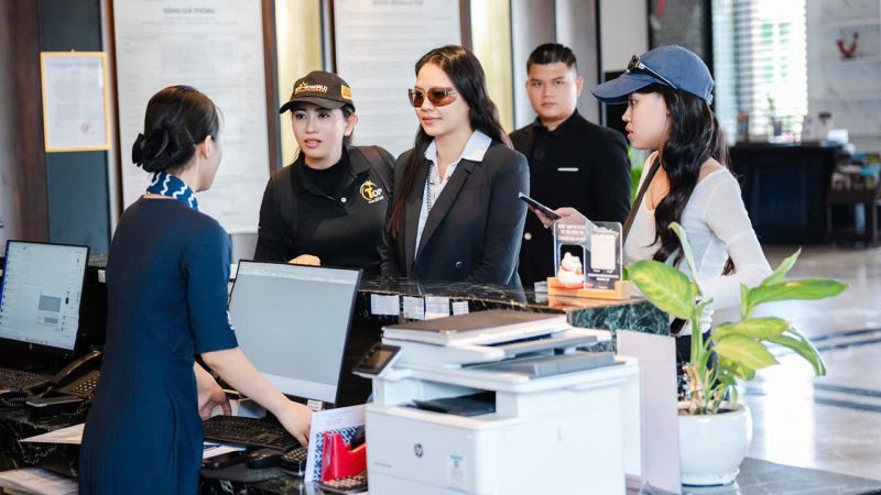 Nhan sắc “mười phân vẹn mười”, Hoa hậu An Võ thanh lịch trong bộ suit tại sân bay Tuy Hòa