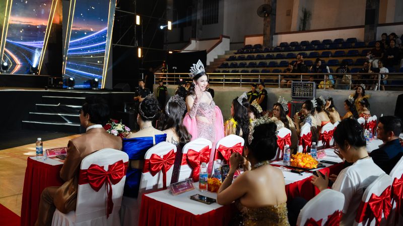 Nhan sắc Hoa hậu Nguyễn Hoàng Vân khiến thảm đỏ Chung kết Hoa hậu Doanh nhân Hương sắc Việt Nam 2026 trầm trồ