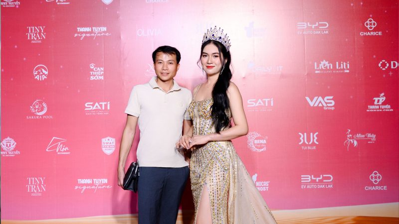 Á hậu Kim Chung lần đầu xuất hiện sau đăng quang, gây chú ý tại Hoa hậu Doanh nhân Hương sắc Việt Nam 2026