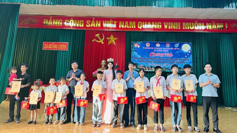Hoa hậu Trí tuệ Nguyễn Ngọc Linh Chi mang Trung thu ấm áp đến học sinh có hoàn cảnh khó khăn
